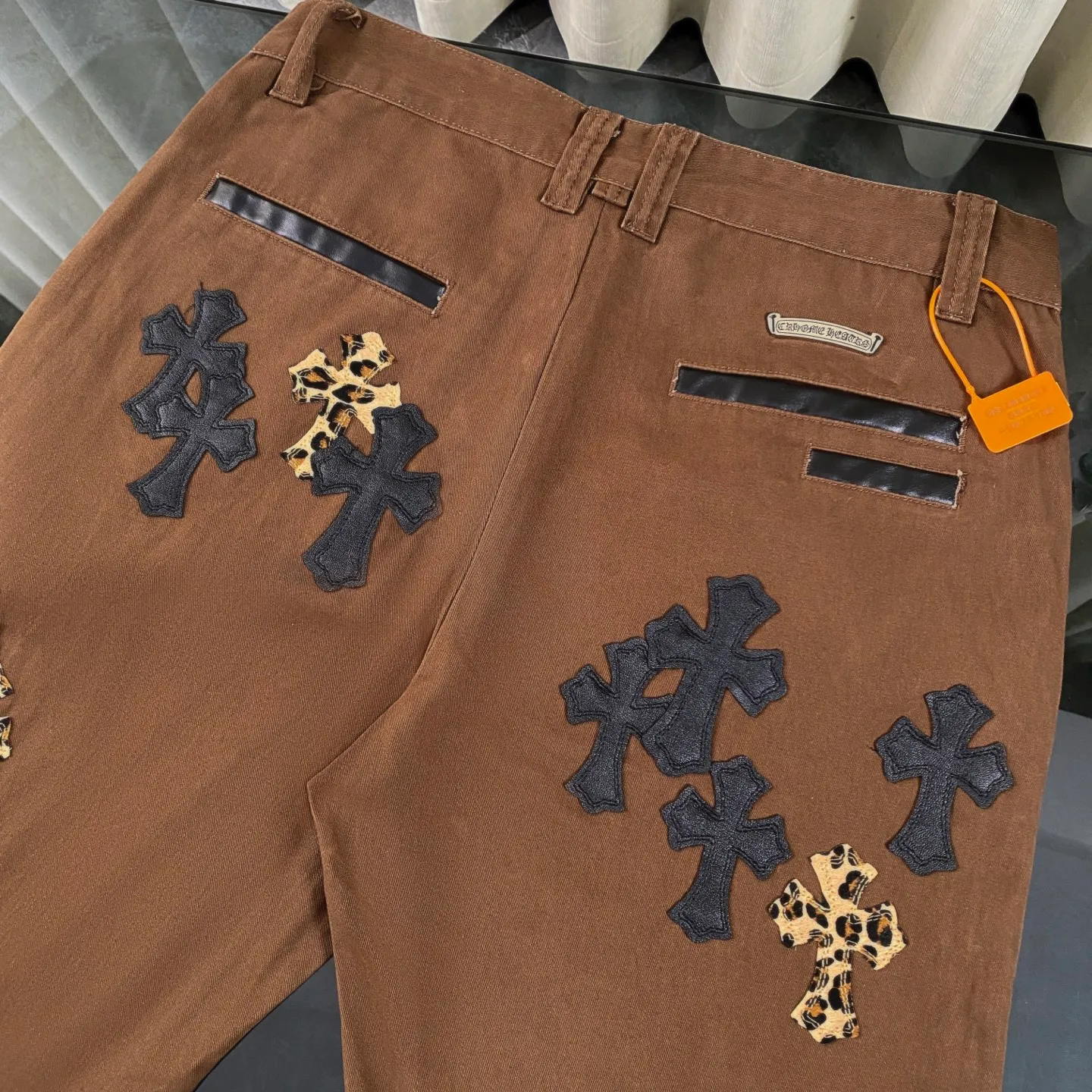 P260 chrome hearts chrome hearts personalized leopard print cross patch leather earthy brown jeans vi Top heavy industry fashionable design] Consistent high street luxury style creation. Speaking of this style, the Zangyin family and GU family are definitely the leading representative brands. Especially the Zangyin family has really achieved a state-of-the-art effect in creating high street style. The unique washed material is used to create this style. The color system is quite eye-catching. After it is decorated with patchwork cross flowers, it cleverly highlights the charm of the brand. Secondly, this style uses classic The classic high-waist cutting design highlights the long legs and fashionable temperament of the upper body. The brand is highly recognizable and the slim fit configuration is more suitable for daily wear. It is a product that interprets personality, fashion, and specifications at a glance. This single product is enough to make any fan excited. It can be a white T-shirt for youthful preppy style, or a tight suspender for lady style. It has strong matching ability and can be easily controlled by men.  [Materials and craftsmanship] Needless to say, this point goes without saying. As an excellent craftsman brand, Zangyin’s requirements for details and craftsmanship are really perfect. The washed color of this model has gone through so many processes, not to mention the embellishment of denim appliques. It is also purely hand-made and sewn. Just like what they believe in, only hand-made things have soul and have the meaning of wear. A top-notch heavy-duty fashionable denim item, I look forward to your perfect interpretation! !  Size:28-36